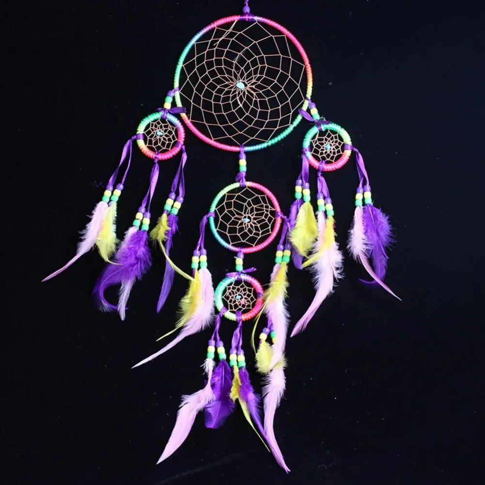 attrape rêves traditionnel plumes multicolores cercle central ethnique moderne chambre violet jaune vert rose