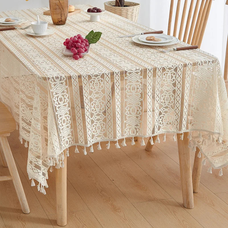 nappe rectangulaire beige dentelle fine motifs géométriques vintage tassellets blancs table hiver printemps été