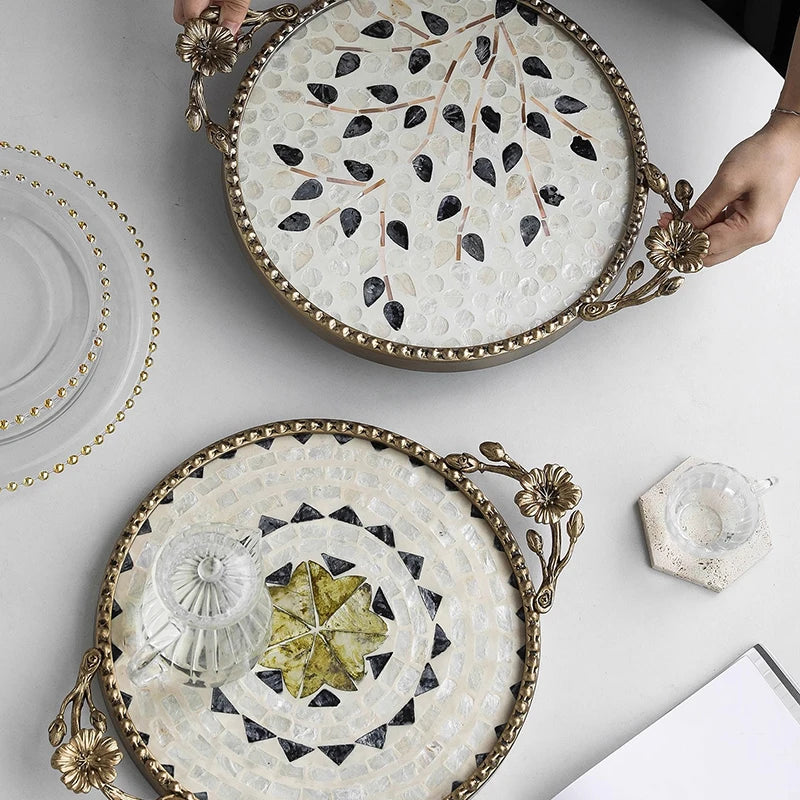 plateau rangement blanc noir mosaïque élégant poignées fleurs carreaux verres tasses decoration minimaliste