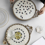 plateau rangement blanc noir mosaïque élégant poignées fleurs carreaux verres tasses decoration minimaliste