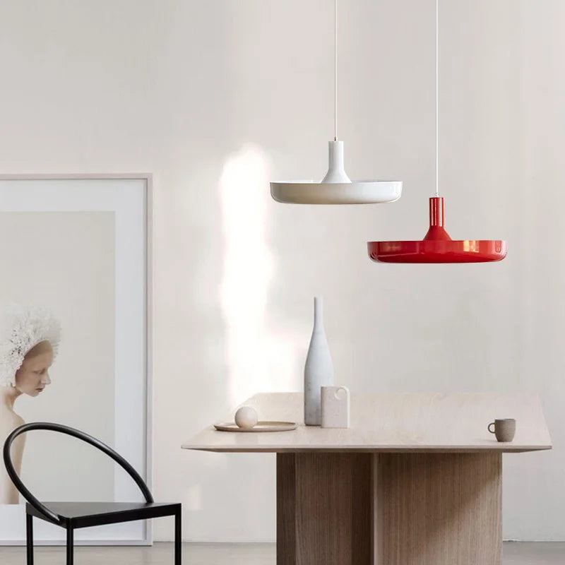 lampes suspendues scandinaves minimalistes rouge blanc gris clair salon chambre UFO déco nhà