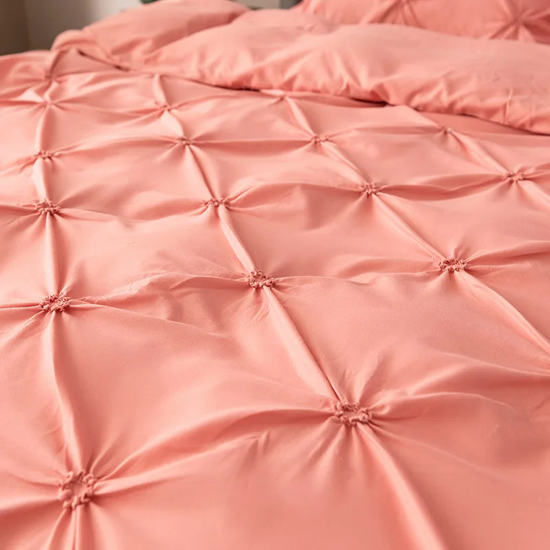 Housse de couette beige dans une chambre décorée avec style