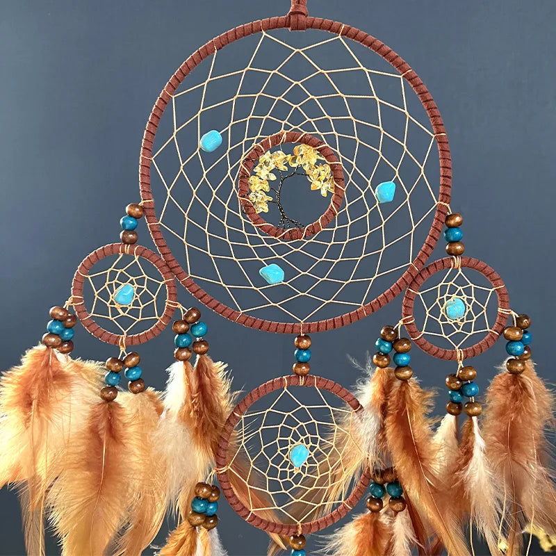 Une superbe attrape-rêves en macramé aux couleurs chaudes et naturelles, composé de motifs géométriques entrelacés et de plumes élégantes qui créent une ambiance apaisante et méditative.