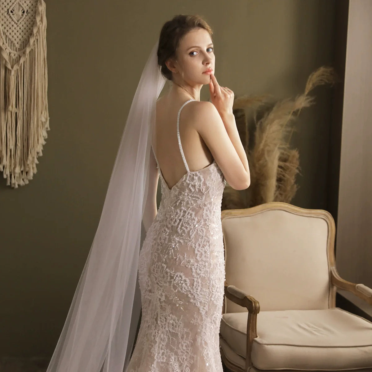 robe mariée blanche dentelle sequins voile transparent élégante romantique semi transparent dos couvert