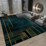 Tapis moderne avec motifs géométriques en tons de vert sombre et d'or, placé dans un salon contemporain avec canapé gris et éclairage d'ambiance.