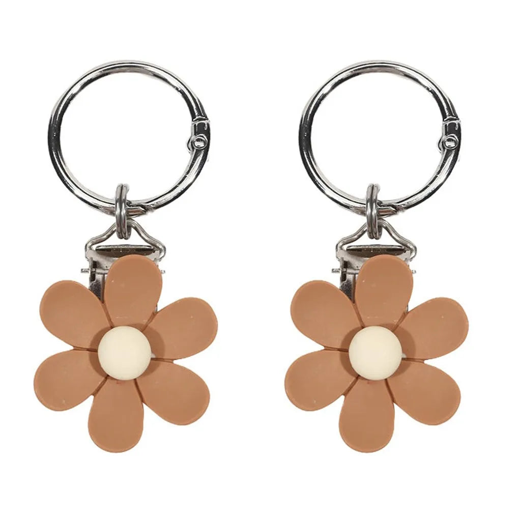 porte clés pince chapeau fleurs simples moderne minimaliste beige blanc jaune rose adhésif voyage