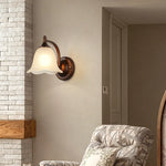 lampe murale classique bronze foncé abat jour blanc verre opaque éclairage intérieur ambiance chambre