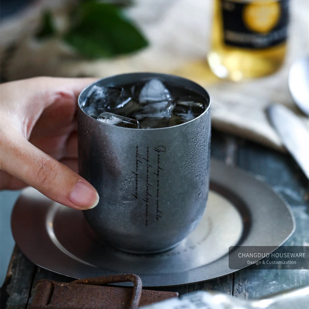 Tasse vintage jaune avec café à l'intérieur