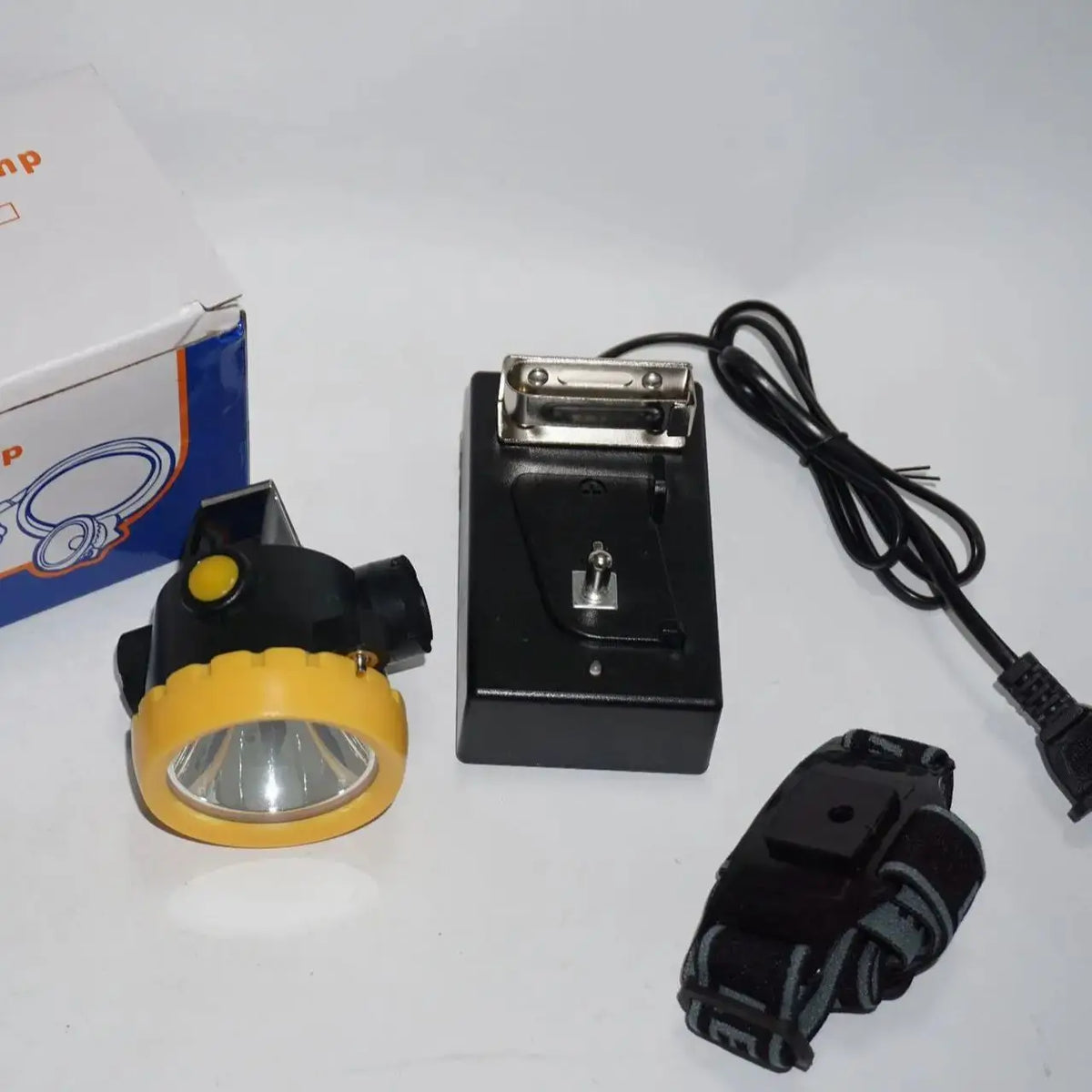 lampe frontale rechargeable jaune noire mat pratique robuste clip chargeur ceinture