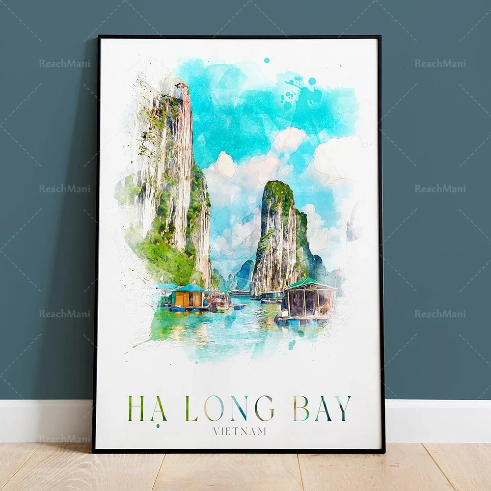 Cette image montre une peinture à l'aquarelle représentant le magnifique paysage de la baie d'Ha Long au Vietnam, avec ses hauts rochers calcaires verdoyants plongeant dans les eaux turquoise.