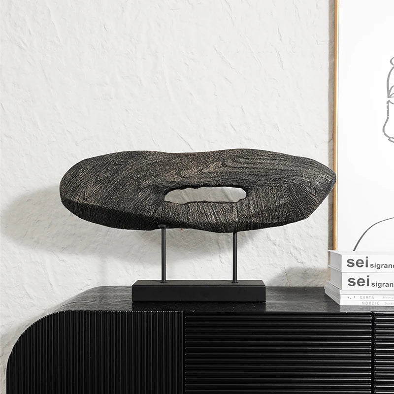 sculpture décorative moderne résine texturée trou central minimaliste socle métallique beigeclair noircerne
