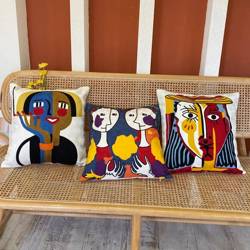 housse coussin coton brodé motifs abstraits visages stylisés moderne pop art bleu blanc orange