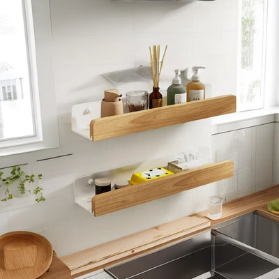 Étagère à épices murale en bois blanc sans perçage dans une cuisine moderne