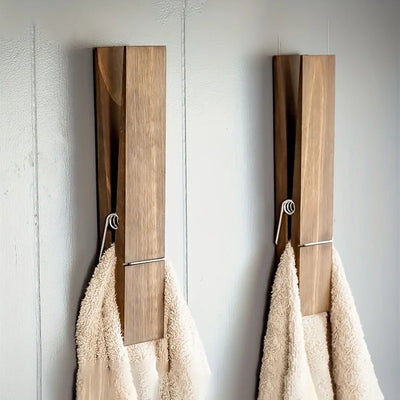 Porte-serviettes mural en bois rustique vert clair dans une salle de bain