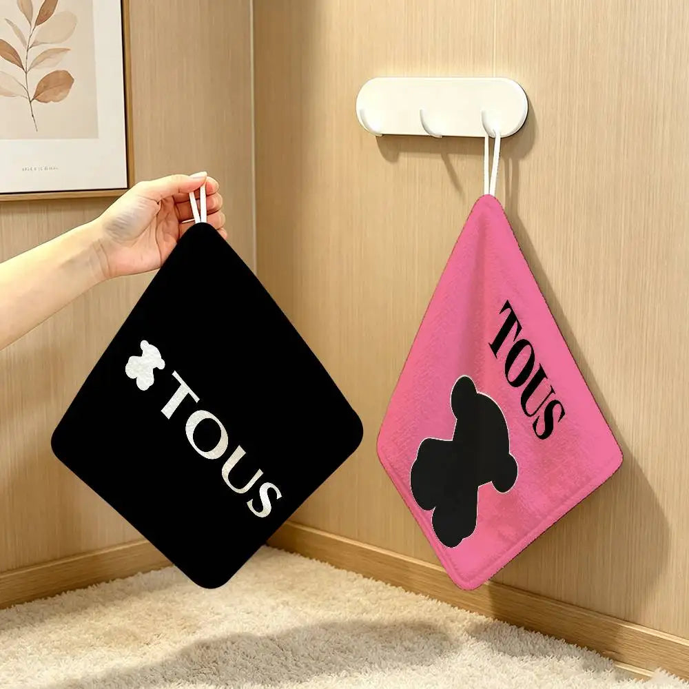 serviette toilette moderne noir rose logo tous chien symboles coeurs paix