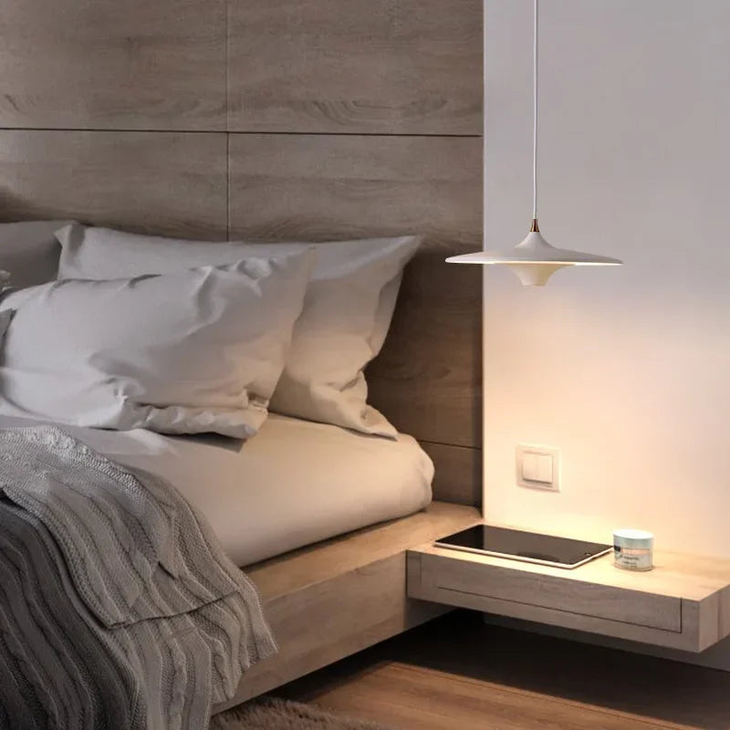 Suspension lumineuse moderne blanche noire dorée lisse mat éclairage intérieur minimaliste câble prise électrique