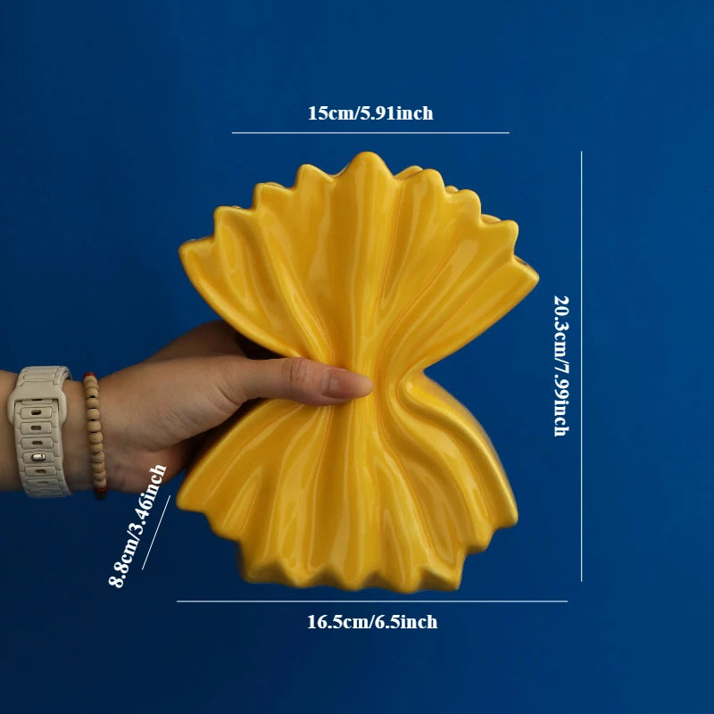 vase moderne jaune motif feuilles tasse blanche poignée croissant collection céramique salon