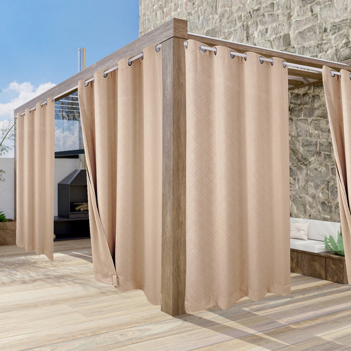 Rideaux extérieurs marron clair installés sur une pergola en bois, créant un espace cosy et ombragé dans un jardin moderne avec un sol en bois clair et un mur en pierre naturelle.