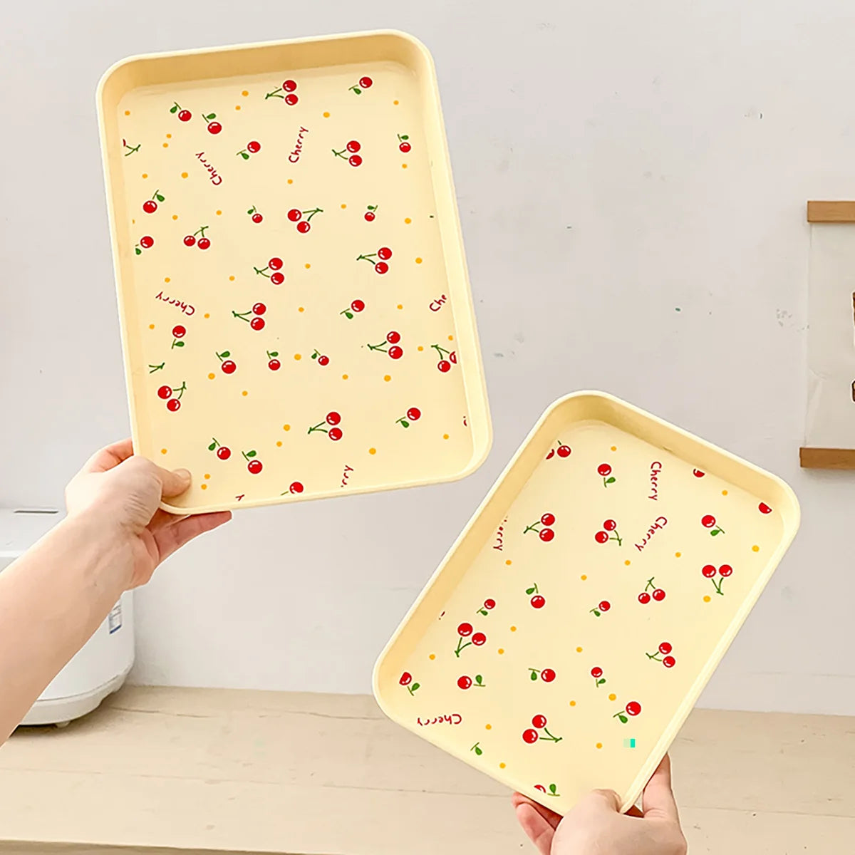 assiettes plates moderne motif cerises lettres cherry beige clair rangement bijoux parfum organisateur cuisine