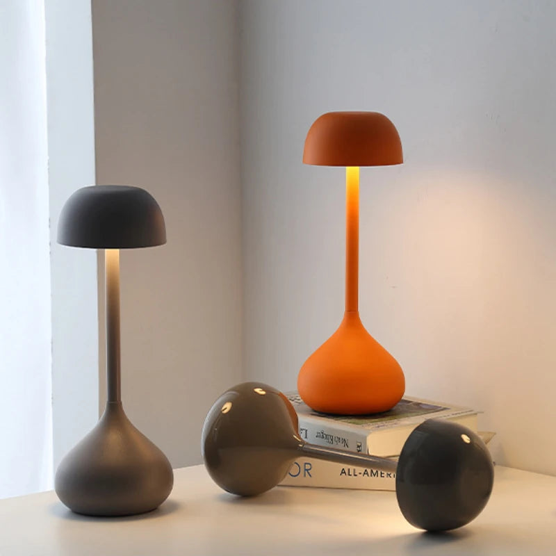 Lampe champignon rechargeable blanche allumée en ambiance chaude