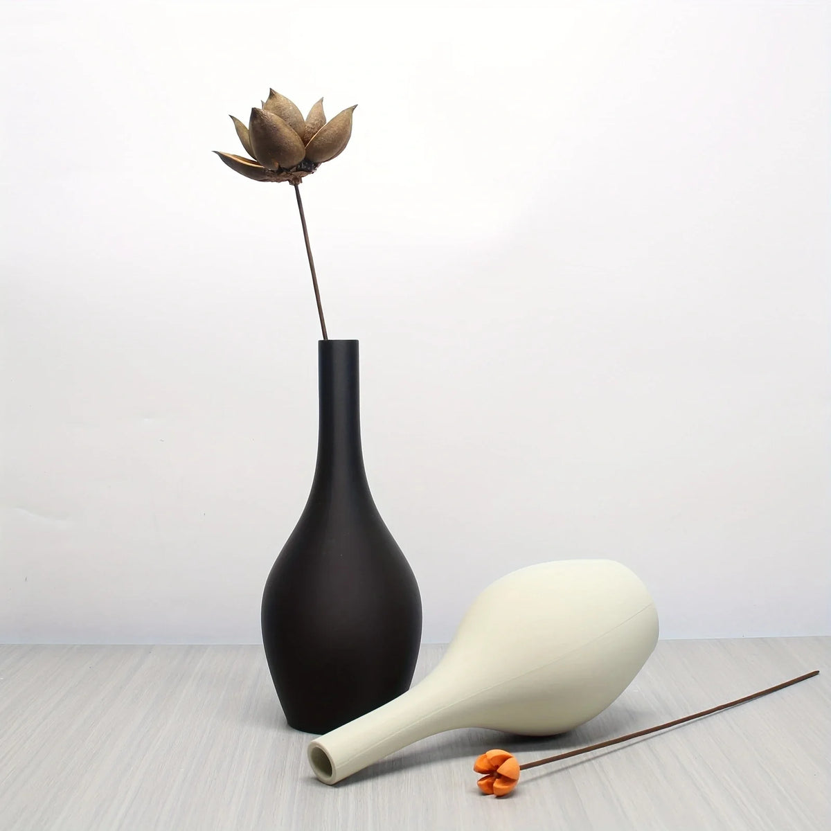 vase minimaliste moderne fleurs séchées noir blanc marron surface mate