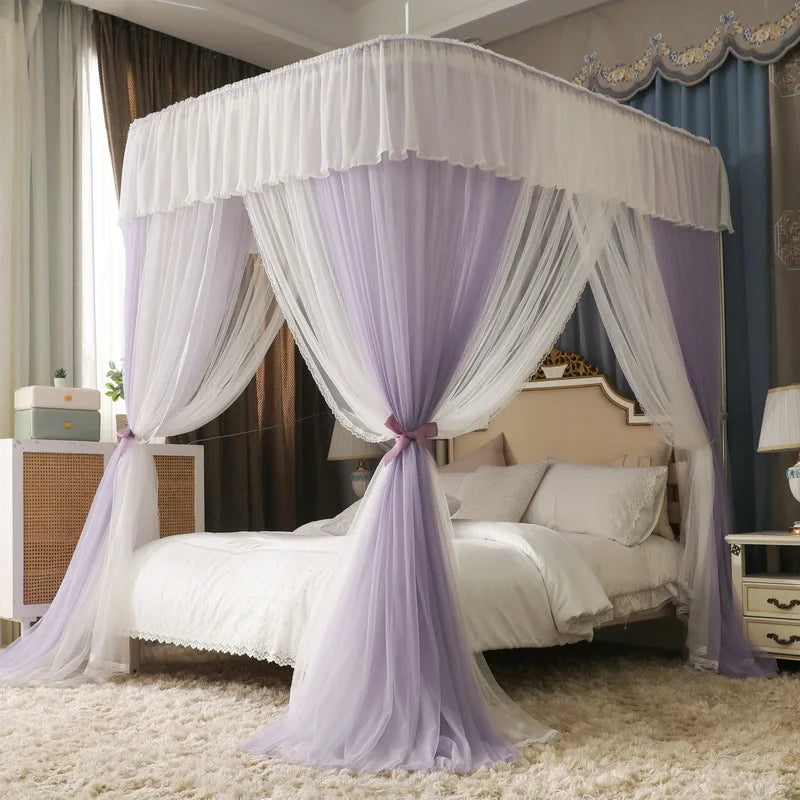 Un élégant lit à baldaquin blanc offrant un cadre romantique et luxueux à la chambre.