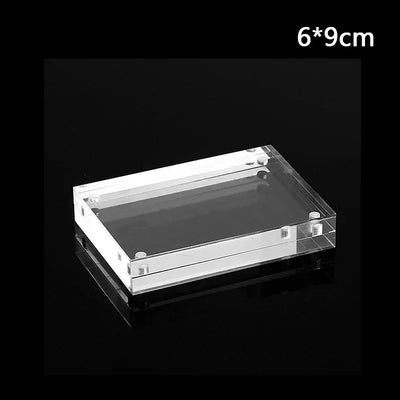 Cadre photo transparent acrylique blanc posé sur un bureau
