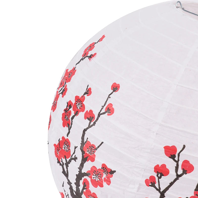 lanternes japonaises rondes traditionnelles motifs floraux semi transparentes suspension anneaux métalliques blanc rouge noirbranches