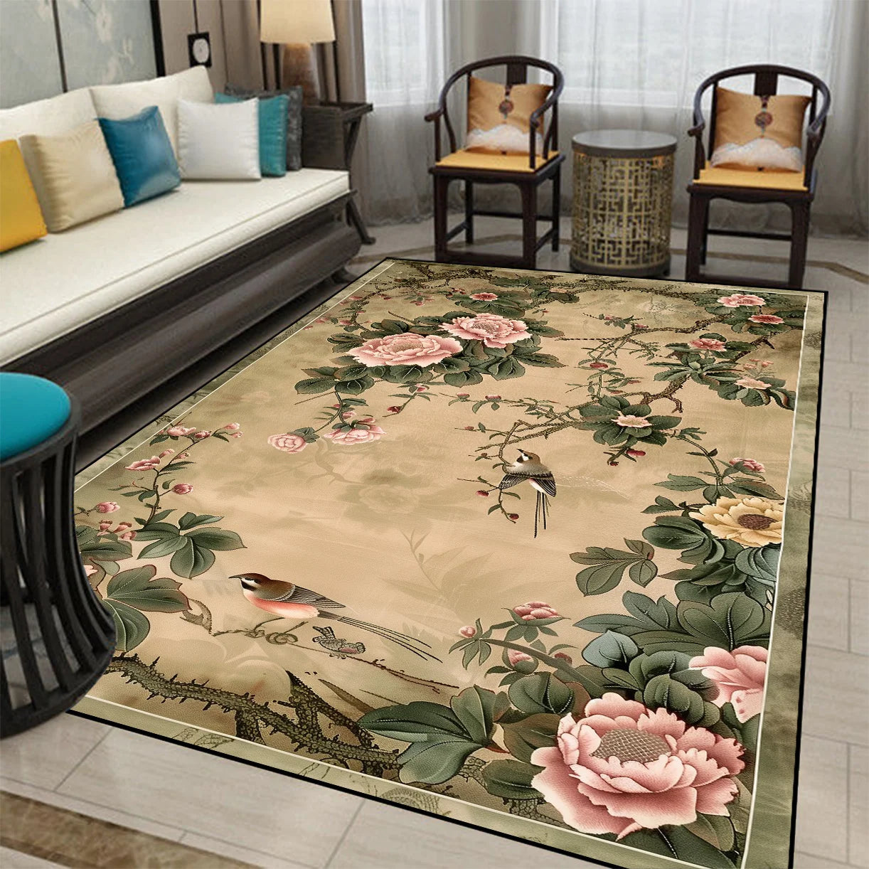 Un tapis aux motifs floraux et aux oiseaux, créant une ambiance chaleureuse et harmonieuse dans cette pièce d'intérieur.