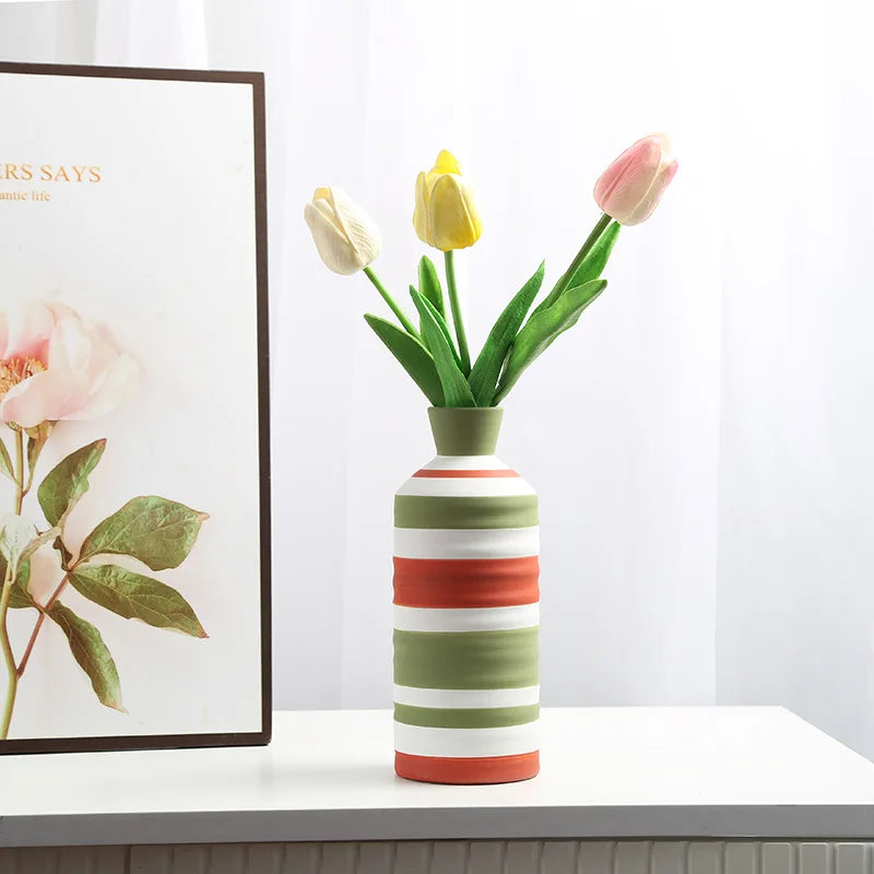 vase moderne céramique rayures vert blanc rouge table décoration fleurs artificielles maison étude