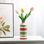 vase moderne céramique rayures vert blanc rouge table décoration fleurs artificielles maison étude