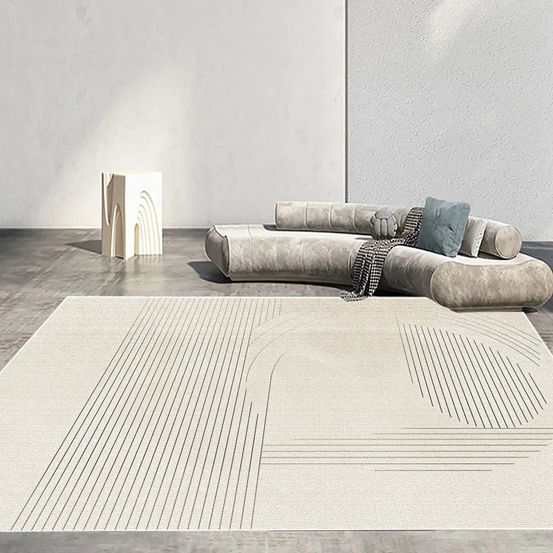 L'image montre un aménagement intérieur minimaliste avec un canapé gris confortable et des accessoires décoratifs géométriques posés sur un sol de bois clair. L'ensemble crée une atmosphère épurée et zen.