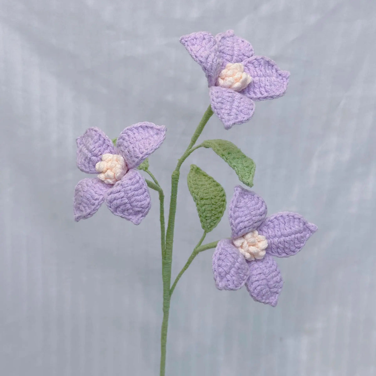 décoration intérieure tricotée fleurs artificielles violet vert bleu clair artisanale maison mariage anniversaire