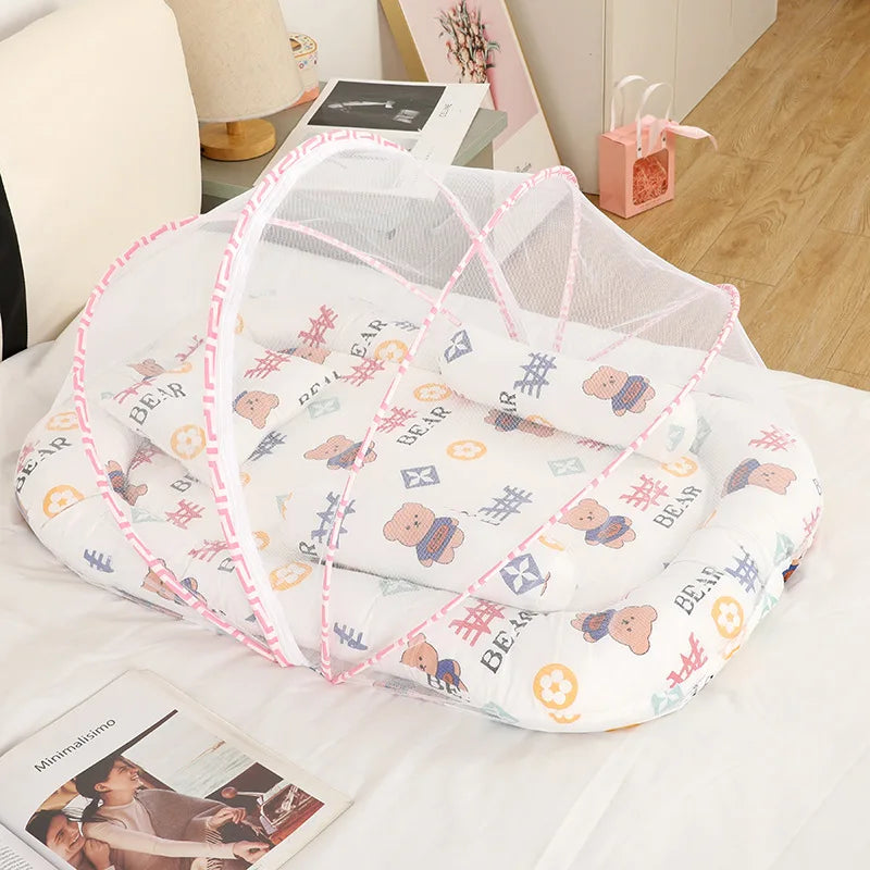 lit parapluie bébé moustiquaire intégrée matelas rembourré oreiller motif personnages ballons nuages tissu doux