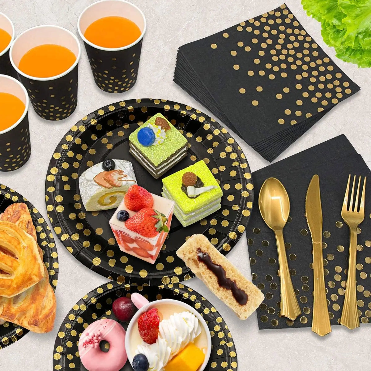 assiettes noires points dorés cuillères fourchettes couteaux gobelets serviettes tablecloth festif jetables moderne