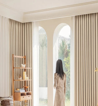 Rideaux élégants dans un salon spacieux, créant une ambiance lumineuse et accueillante. Idéal pour améliorer la décoration intérieure et ajouter une touche de sophistication à votre espace de vie.
