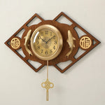 horloge murale chinoise traditionnelle décoration salon aiguilles poissons dorés bois texturé