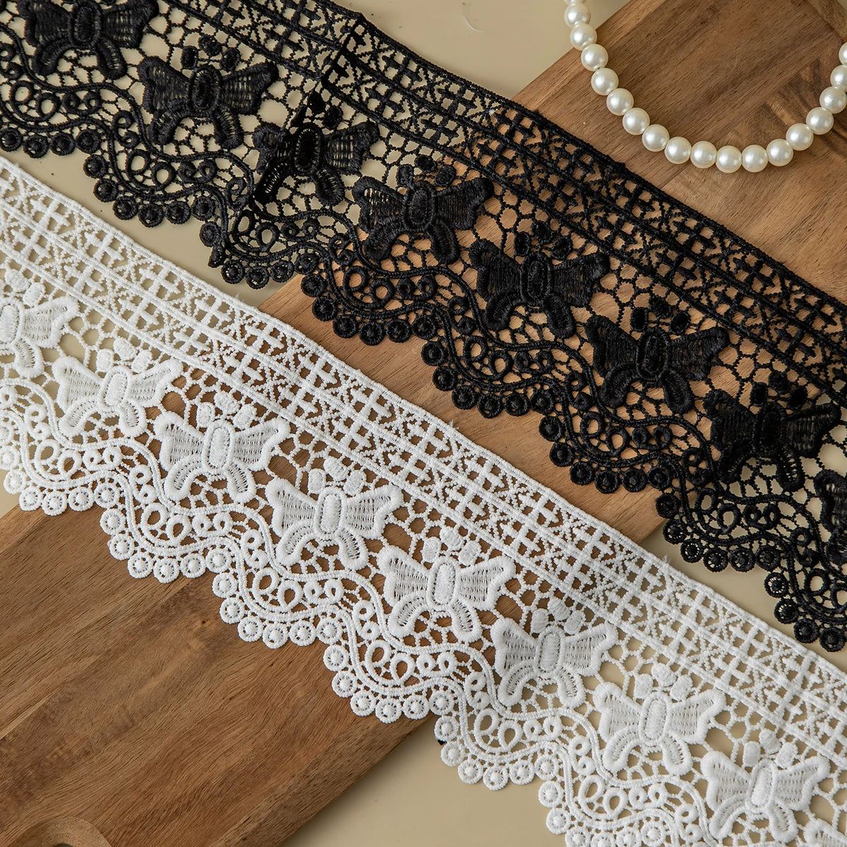 ruban dentelle papillons motifs floraux noir blanc bordure dentelée large 10cm finitions mariage décoration