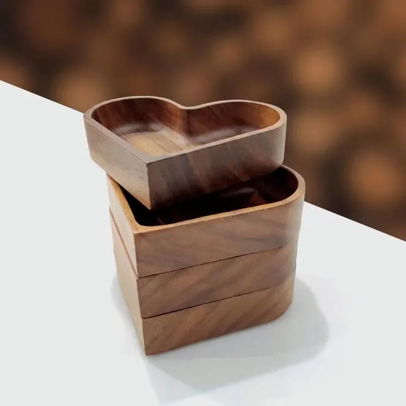 plateau bois naturel forme coeur fruits secs dessert moderne élégance pratique servir snackscréativité table