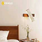lampe murale moderne bois texture granulaire beige brun clair interrupteur câble opacité minimaliste chambre