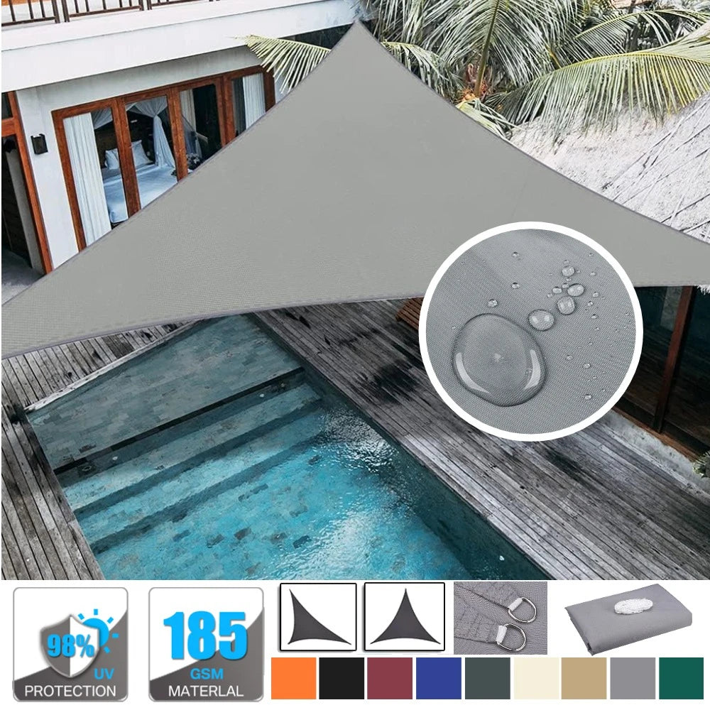 Voile d'ombrage triangulaire rouge installée dans un jardin