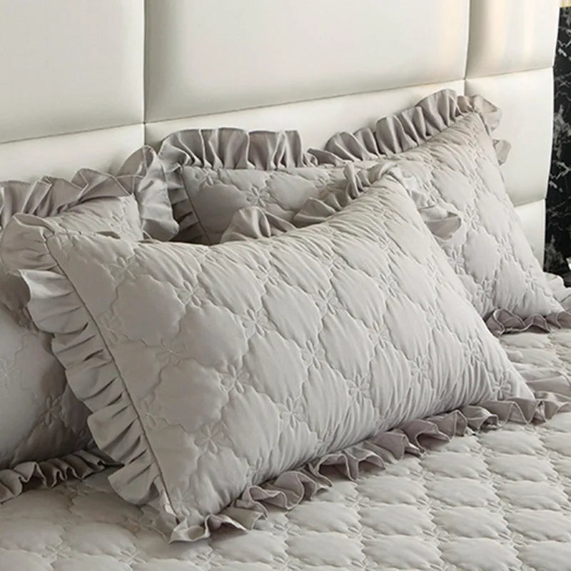 housses coussin rectangulaires matelassées franges texture douce blanc gris rose bleu turquoise élégant