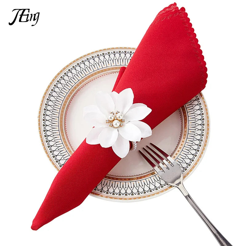 anneaux serviette fleurs blanches dorées classique rouge vert blanc mariage banquet dîner