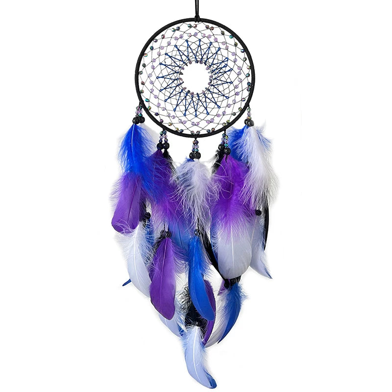 Un magnifique attrape-rêves en fil noir, orné de perles et de plumes bleues, violettes et blanches, créant un design évocateur et captivant.