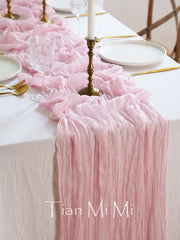 nappe plissée frangée semi transparente blanc rose événementiel mariage décoration intérieure assiettes blanches couverts