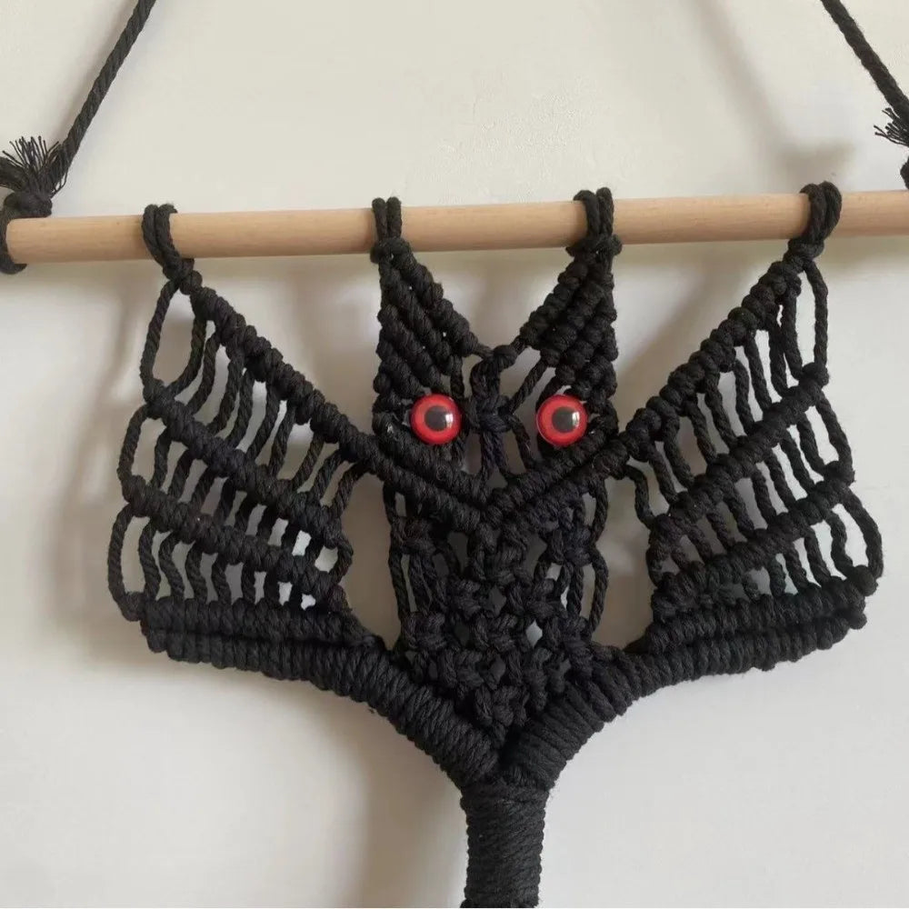 suspension décorative macramé oiseau yeux rouges artisanal noir boho chic barre bois
