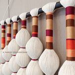 tapisserie macramé boho chic blanc marron rouge orange boules entrelacées franges crochet