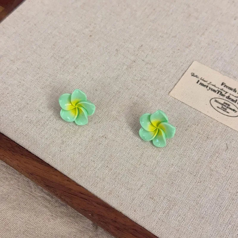 boucles doreilles tressées collier fleurs plumeria ensemble bijoux femmes moderne minimaliste blanc vert rose