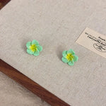 boucles doreilles tressées collier fleurs plumeria ensemble bijoux femmes moderne minimaliste blanc vert rose