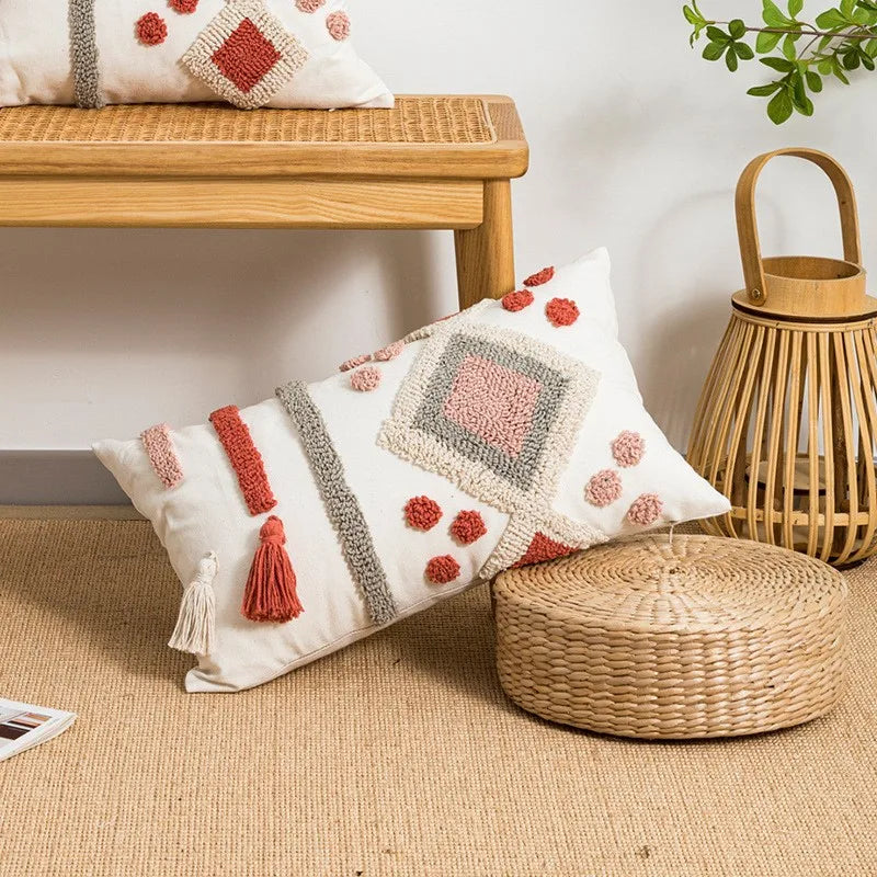 taie d'oreiller géométrique boho chic carrée couleur neutre pompons décoration canapé voiture